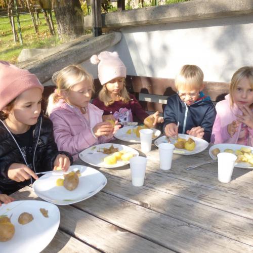 Die Kinder beim Essen der selbst geernteten Kartoffeln
