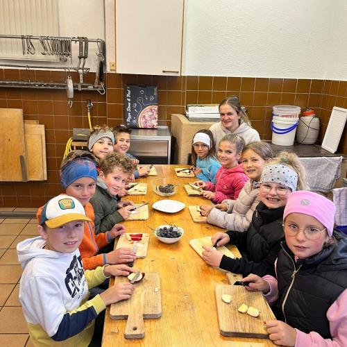 Hier schneiden wir das Obst für einen Obstsalat