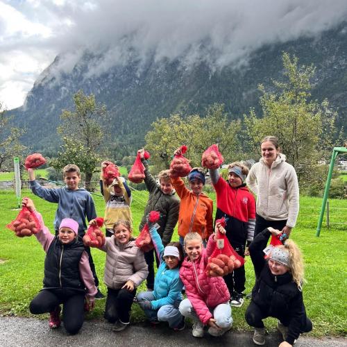 Jedes Kind bekam noch einen Sack mit Kartoffeln