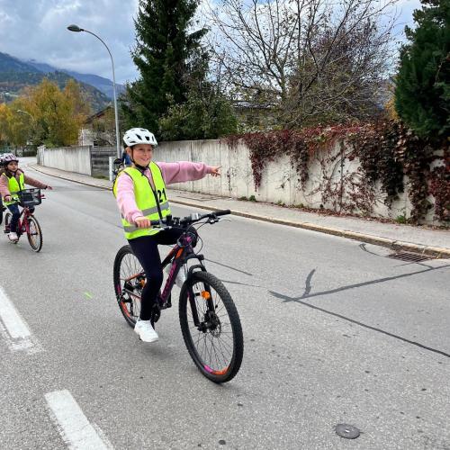 Umschauen - Handzeichen - Einordnen